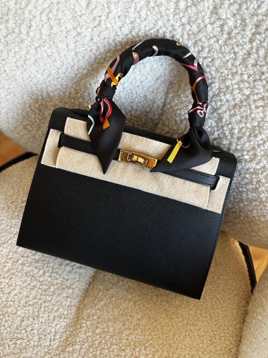 Hermès Kelly 25 Sellier Black, Epsom-Leder mit Gold-Hardware